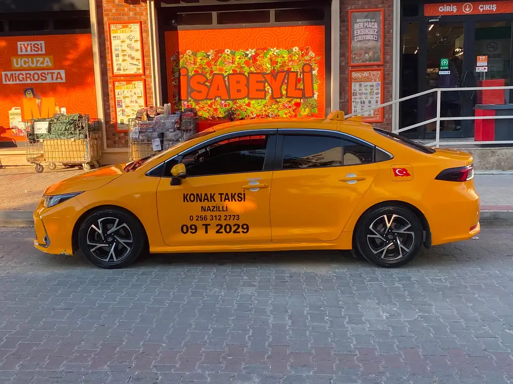 İsabeyli Migros önünde bekleyen sarı taksi